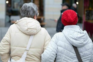 Zwei ältere Frauen von hinten