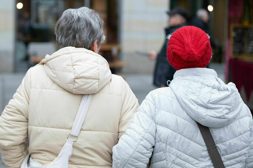 Zwei ältere Frauen von hinten