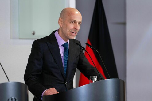 Ein Mann spricht an einem Rednerpult