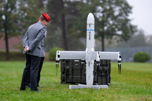 Ein Bundeswehrsoldat steht neben einer Drohne