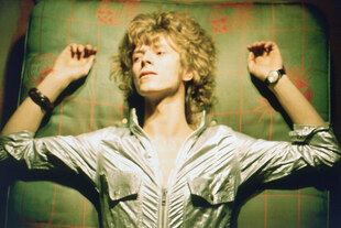 Porträt von David Bowie, auf dem Rücken liegend mit halb geschlossenen Augen.