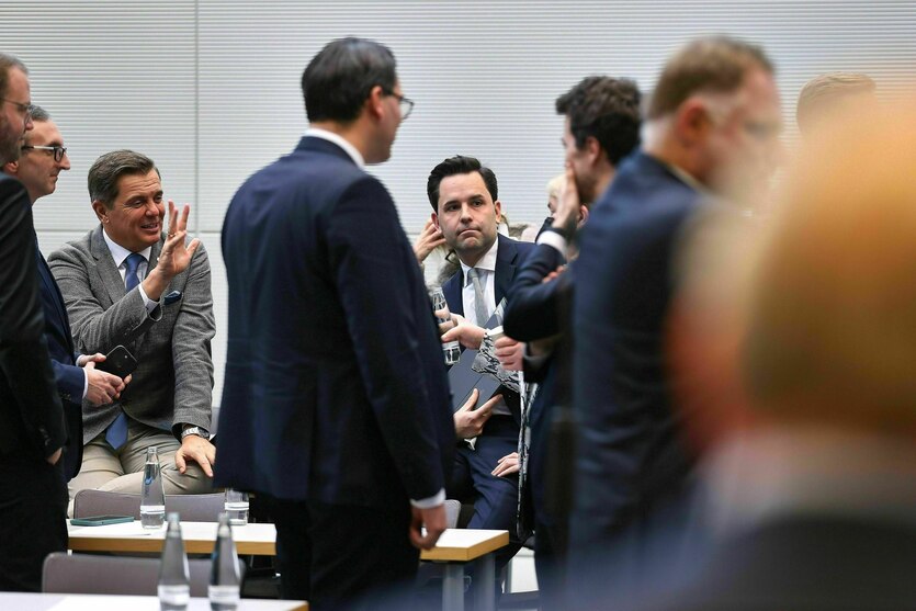 Männer in Anzügen stehen zusammen und diskutieren