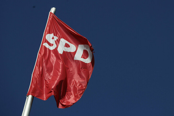 Das Foto zeigt eine etwas verknautschte SPD-Flagge