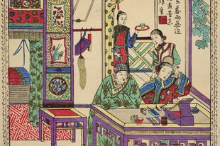 Ein kolorierter Blockdruck von 1900 mit zwei Frauen, die in einem Zimmer an einem Schminktisch sitzen