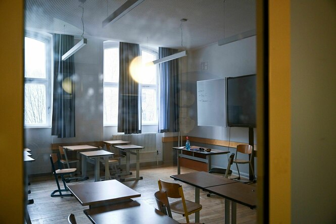 Blick in ein leeres Klassenzimmer