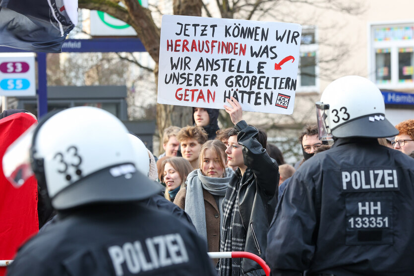 Plakat auf einer Demonstration mit der Aufschrift "Jetzt können wir herausfinden, was wir anstelle unserer Großeltern getan hätten".