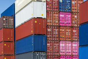 Viele Container gestapelt