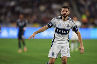 Thomas Müller mit ausgebreiteten Armen auf dem Spielfeld