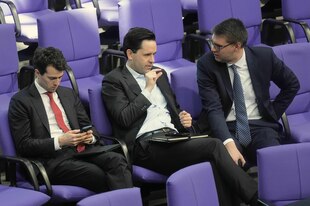 Carl-Philipp Sassenrath (l-r), Johannes Winkel und Sebastian Schmidt, Mitglieder der Jungen Gruppe der Union, sitzen in der Debatte zum Bundeshaushalt im Bundestag.