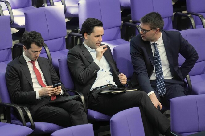Carl-Philipp Sassenrath (l-r), Johannes Winkel und Sebastian Schmidt, Mitglieder der Jungen Gruppe der Union, sitzen in der Debatte zum Bundeshaushalt im Bundestag.