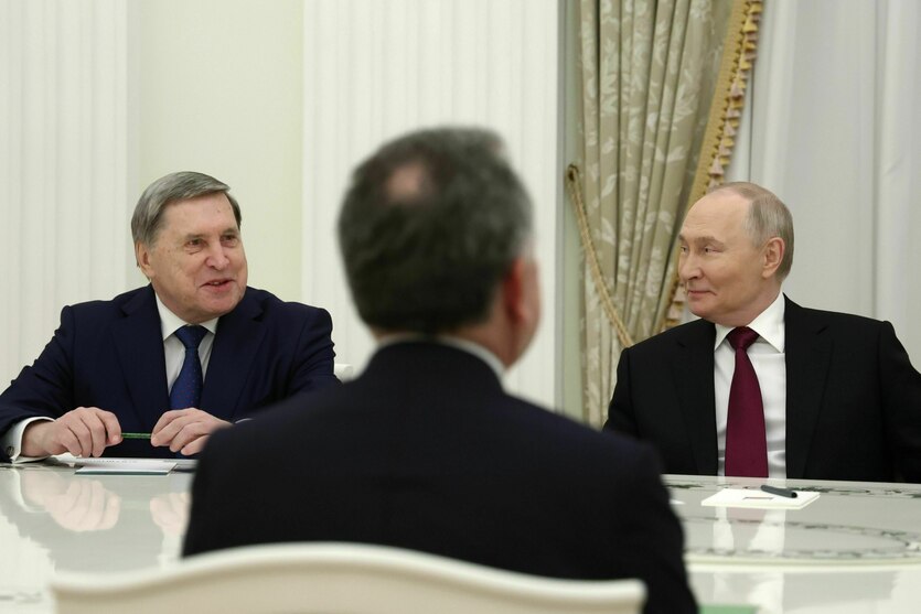 Der russische Präsident Wladimir Putin (r) und den außenpolitischen Berater des russischen Präsidenten Juri Uschakow (l) bei einem Gespräch mit dem US-Sonderbeauftragten Steve Witkoff (vorne M)