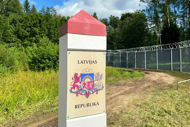 Ein Grenzpfeiler mit der Aufschrift "Republik Lettland"
