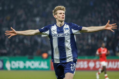 Luca Schuler jubelt mit ausgebreiteten Armen