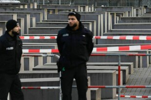 Zwei Polizisten bewachen einen Tatort am Holocaust-Mahnmal.