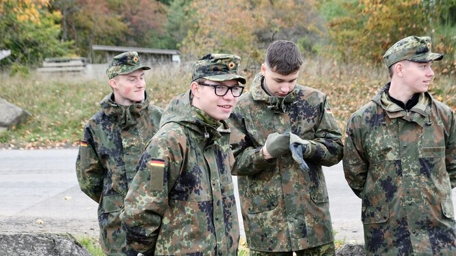 junge Männer in Bundeswehr-Uniform