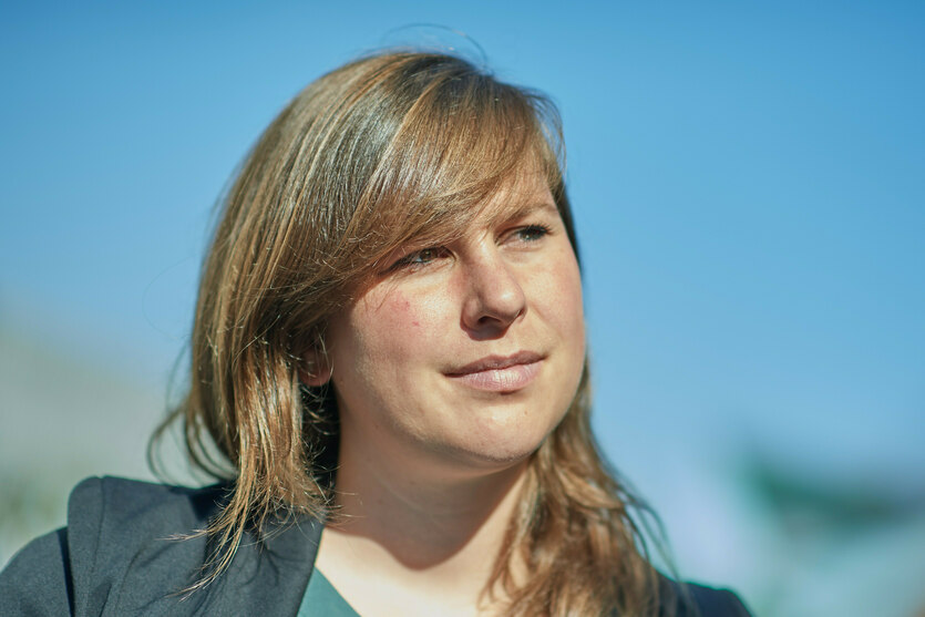 Eine junge Frau vor blauem Himmel