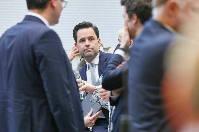 JU-Vorsitzende rWinkel in einer Sitzung.