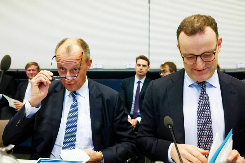 Kanzler Merz und Frantionsvorsitzender Spahn bei einer Sitzung.