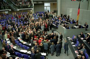 Abstimmung im Bundestag, viele Personen im Plenum.