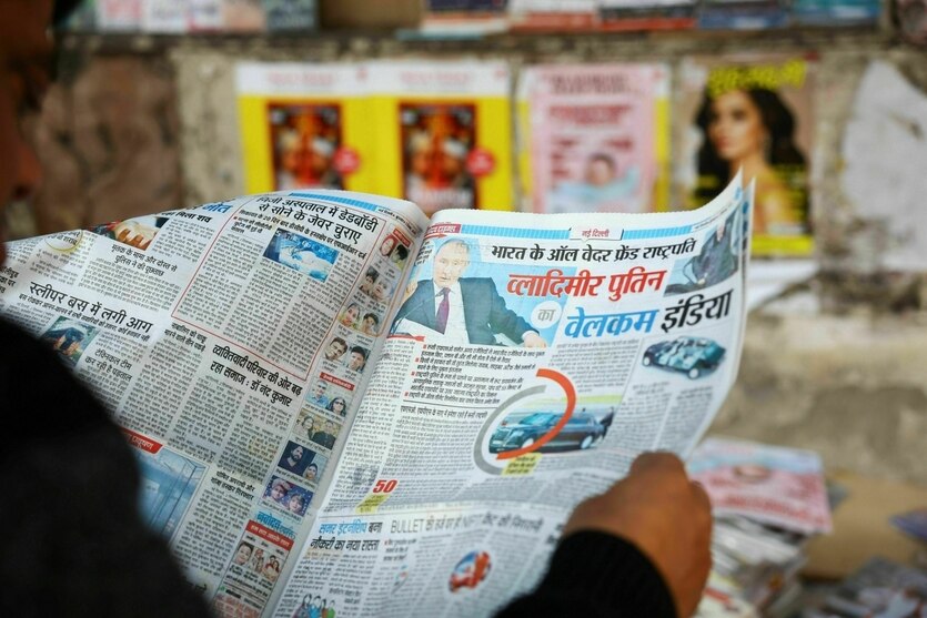 Eine Person liest in einer Zeitung