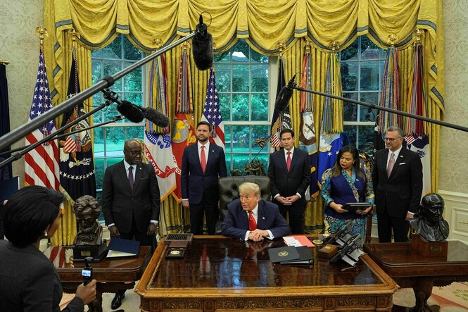 US-Präsident Donald Trump mit einigen weiteren Personen im Oval Office