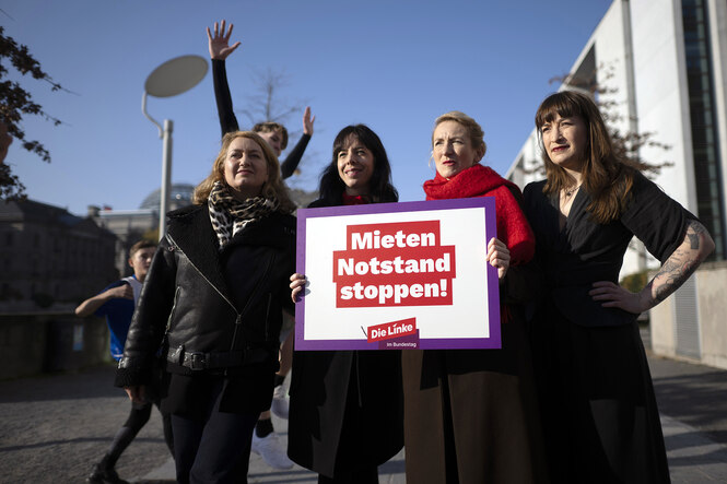 Caren Lay, Elif Eralp, Ines Schwerdtner und Heidi Reichinnek mit einem Plakat "Mietennotstand stoppen"