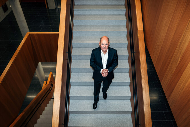 Ein Mann in Anzug auf Treppen