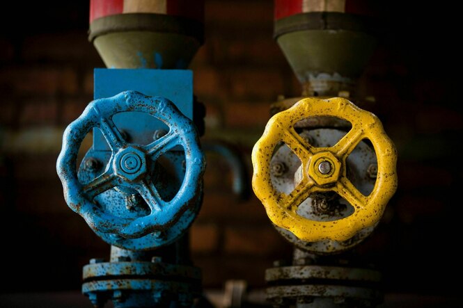 Zwei Gashähne in den Farben der EU