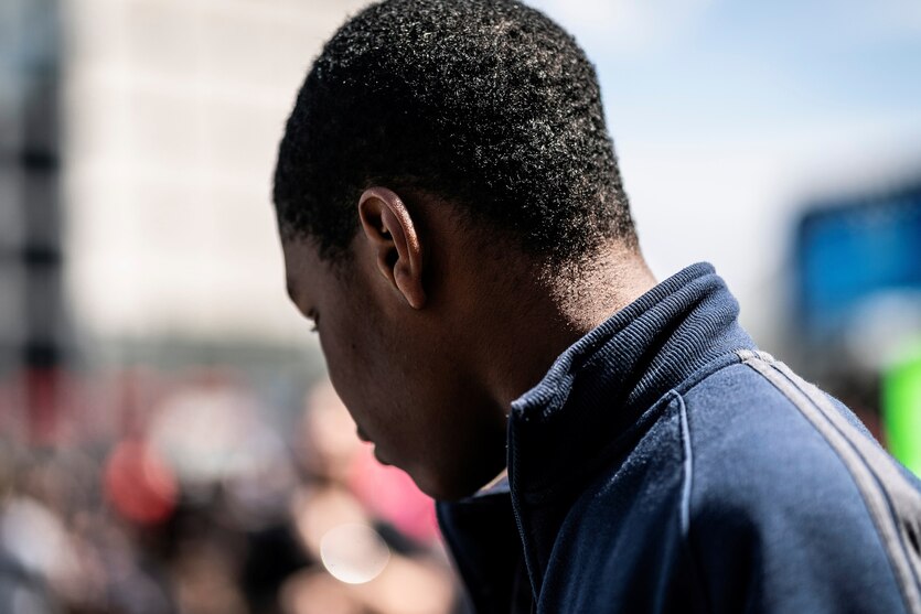 Der abgewandte Kopf einer dunkelhäutigen Person