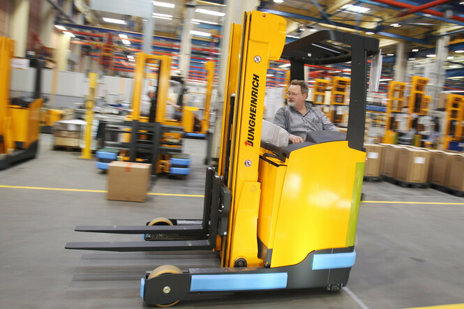 Ein Gabelstapler fährt schnell durch eine Produktionshalle