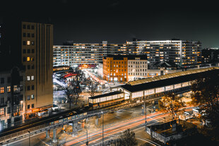 Das Bild zeigt das Kottbusser Tor in Berlin bei Nacht