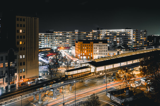 Das Bild zeigt das Kottbusser Tor in Berlin bei Nacht