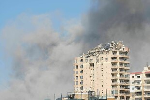 Ein zerstörtes Hochhaus