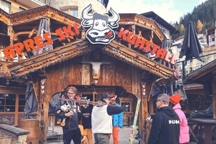 Außenaufnahme der rustikalen Fassade des Après-Ski-Etablissements Kuhstall in Ischgl