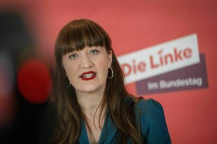 Eine Frau spricht zu Vertretern der Presse