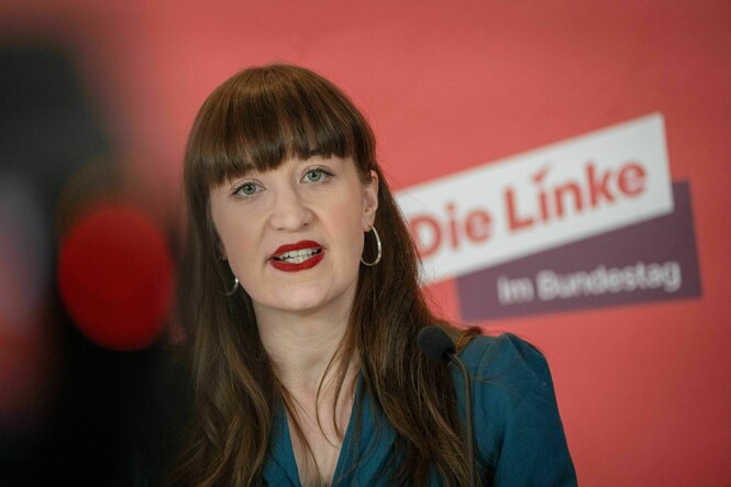 Eine Frau spricht zu Vertretern der Presse