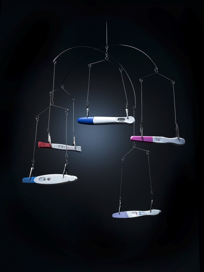 Ein Mobilé aus lauter Schwangerschaftstests