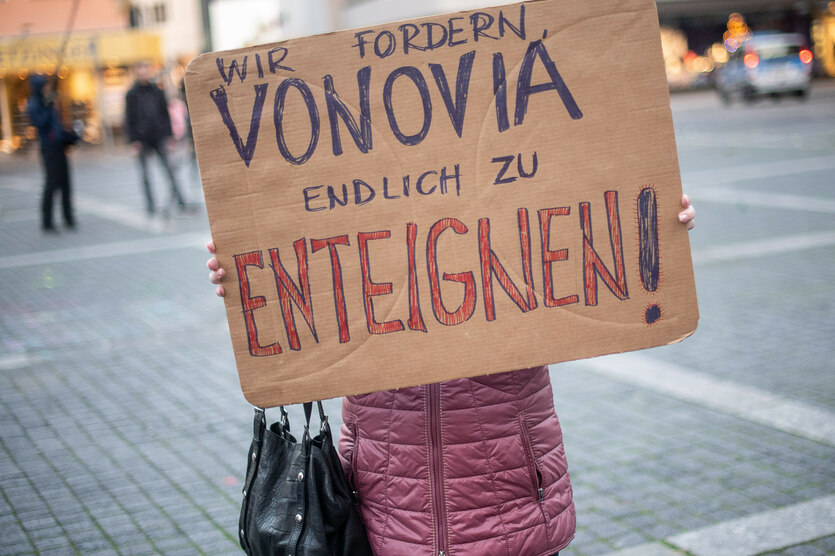 "Wir fordern Vonovia endlich zu enteignen", steht auf einem Protestschild