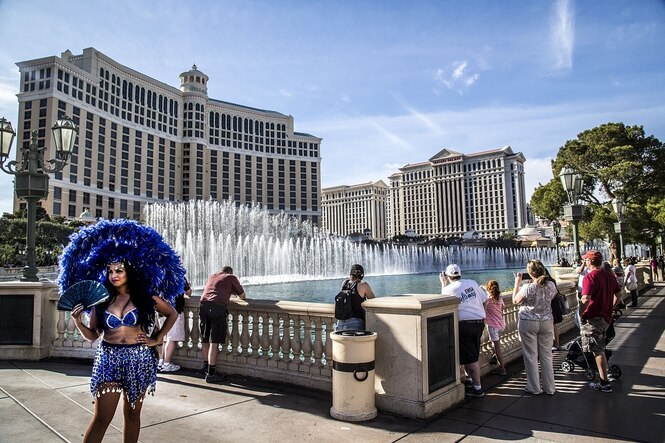 Springbrunnen in Las Vegas, davor Touristen und Touristinnen