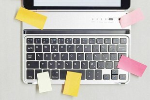 Ein Laptop mit vielen Post-its