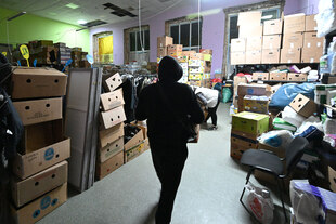 Im Hilfsgüterlager in Charkiw: Mitarbeiterinnen der Stiftung Help Window verstauen Kisten des niedersächsischen Vereins OHZ hilft. Im Hilfsgüterlager in Charkiw: Mitarbeiterinnen der Stiftung Help Window verstauen Kisten des niedersächsischen Vereins OHZ hilft.