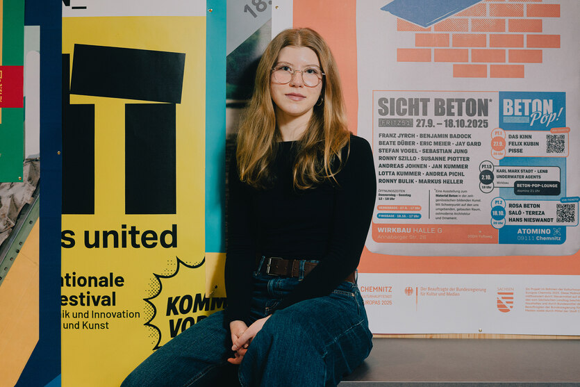 Portrait von Antonia Melzer vor bunten Plakaten