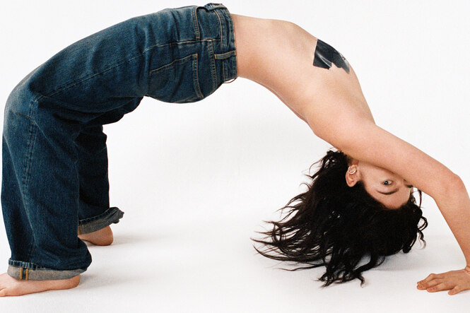 eine Frau macht eine Brücke