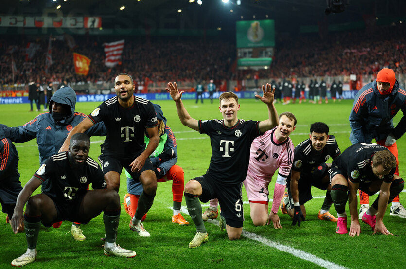 Spieler des FC Bayern jubeln auf dem rasen nach dem Ende des Pokalspiels nei Union Berlin