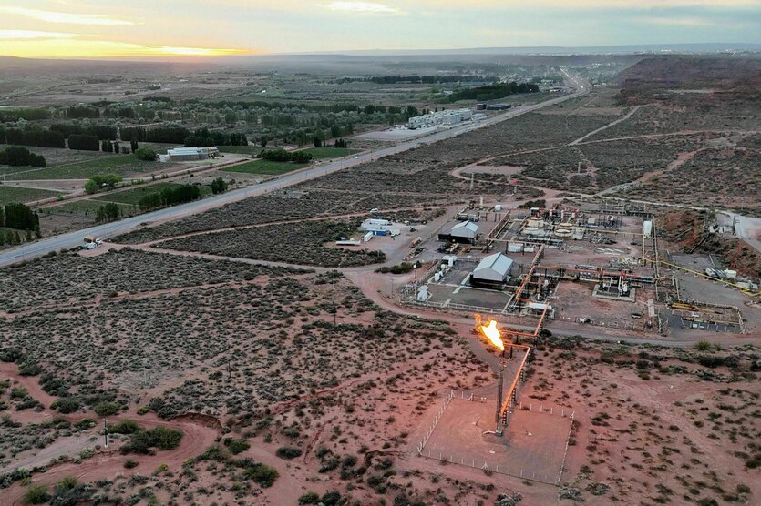 Eine Drohnenaufnahme zeigt eine Schiefergasfackel in einer flachen Landschaft