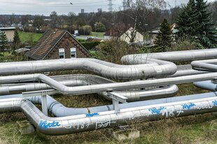 Fernwärmerohre vor einem Haus