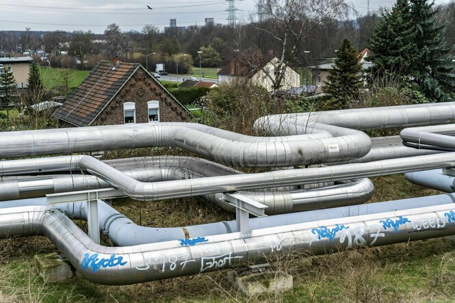 Fernwärmerohre vor einem Haus