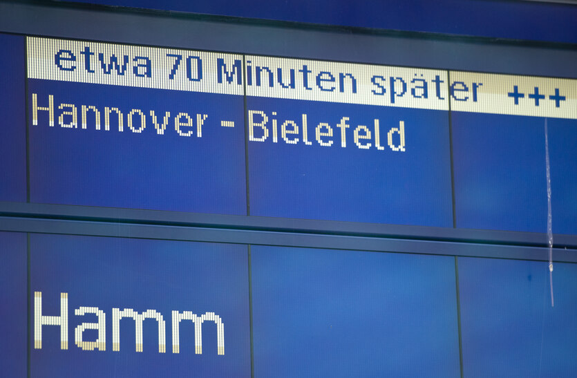 Auf einer Anzeigetafel am Berliner Hauptbahnhof wird für die Strecke "Hannover - Bielefeld" eine Verspätung von "etwa 70 Minuten" angezeigt.