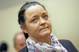 Eine Frau schaut ernst