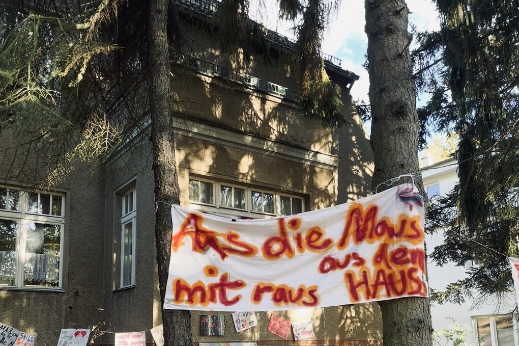 Banner vor einer Villa